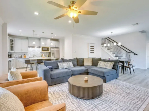 Yard & Workspaces: Luxe Duplex Unit in Houston