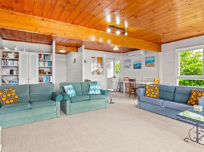 Bay Vista Views - Raglan Holiday Home