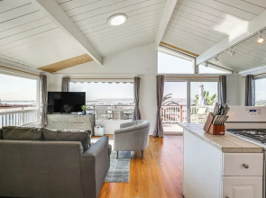 3 Mi to Balboa Park: Water-view Condo w/ Balcony