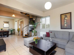 Villa Evie's -Spacious -4 apt'ς -with heated pool