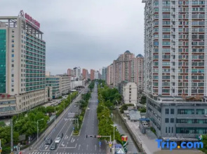 Huaju Hotel (Wenfeng World Store, Middle Jianghai Road, Qidong)
