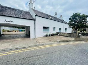 5 Bedrooms/sleeps 10-12/free Wifi & Parking/garden