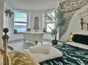 Seafront Cottage - Beach Access - Pet Friendly