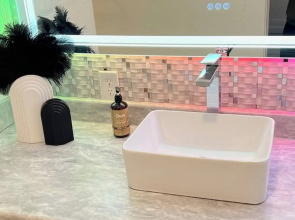 Deco Studio Retreat With Fireplace, Wifi, Queen Bed