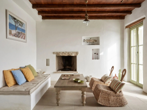 Spacious 6 bdrm Stone Villa with Pool