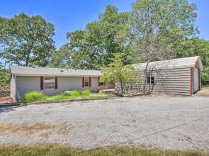 Noteworthy Cabin: Grill, Walk to Beaver Lake!