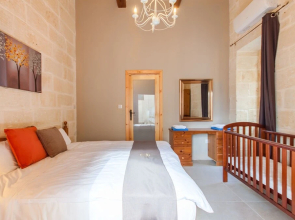 Nadurin, Gozitan Villa 7 Bedr. & 2 Pools