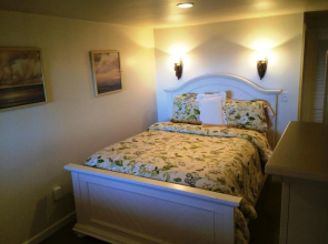 Perkins Cove Oceanfront Cottage