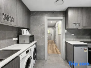 Cozy City Spot – Opposite Central, Easy Access to Sydney Icons