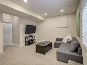Beautiful New Denver Home! Sleeps 12!