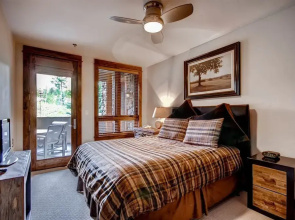 Luxury 3 Bedroom Ski in, Ski Out Mountain Vacation Rental Just Steps from the Snowflake Ski Lift