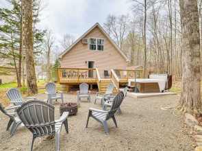 Hot Tub + Decks: Tree-lined Retreat in Pocono Lake