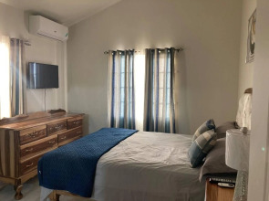 Sleeps 4 With Free Parking, 15-min to Beach