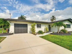 3 Mi to Yacht Club Beach: Family Escape w/ Dock!