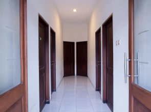 Reddoorz @ Raya Ngagel 3