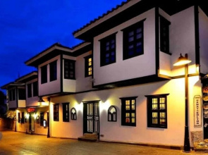 Vibrant Hotel Suite in Historical Area