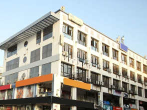 OYO 5122 Hotel Midway Residency