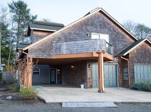 Waterside Family Fun 3 Br home by RedAwning