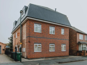 Home from Home 1 king size bed Apartment Near Hospital & Tennis