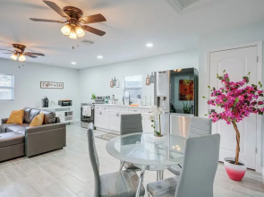 12 Mi to Dtwn Tampa: Vibrant Home w/ Outdoor Space