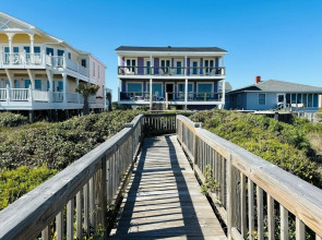 Nothin But Nett 5 Bedroom Home by RedAwning