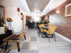 Mulberry - Luxury Two Bedroom Apartment - Free Netflix and Parking