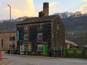 Hebden Bridge - House - Sleeps 8 - Pet Friendly