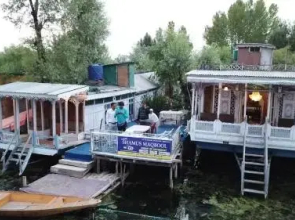 Houseboat Shamus Maqbool