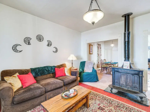 Close to Casinos + Trails: Historic Victor Cottage