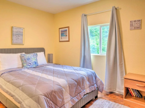 Bungalow w/ Wraparound Deck - 8 Mi to Brookings