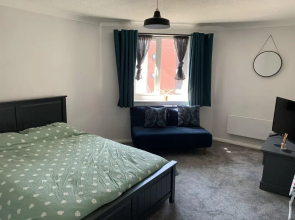 Charming 2-bed Apartment in Swansea