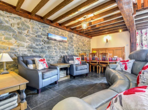 Holiday Home Sgubor y Rhyd