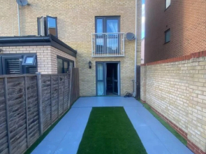 Lovely 4 Bedroom Home With Private Parking