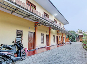 SPOT ON 93007 Guest House Lestari