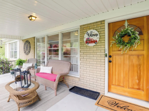 Fire Pit & Game Room: Family Home in Marshall