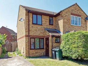 Lovely 2-bed House in Kent - Parking Available
