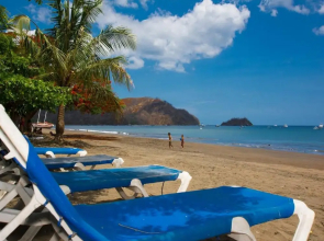 3rd-floor Space with modern decor recently renovated viewing over pool in Coco