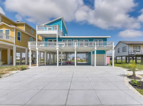 1 Mi to Ocean: Colorful Freeport Beach Rental!