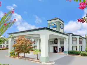 Days Inn & Suites by Wyndham Stockbridge South Atlanta