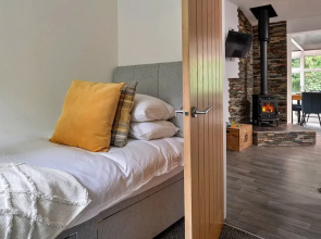 Cottage in Rowen by River & Pet-friendly Trails