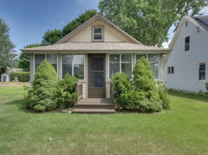 'grandma's Cottage' w/ Sunroom: Walk to Beach