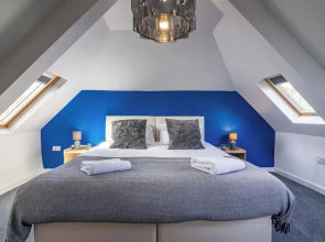 4br-sleeps8-privategarden-freeparking