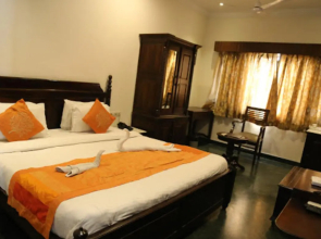 Hotel Devansh with garden and rooftop bar