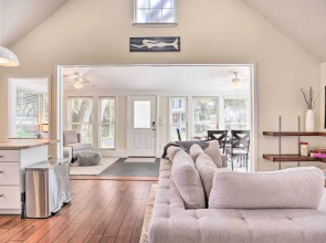 Cozy Home w/ Yard ~ 9 Mi to Dtwn Charleston!