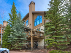 4br Plus Den Platinum Townhome, Walk To Lift 4 Bedroom Townhouse by RedAwning
