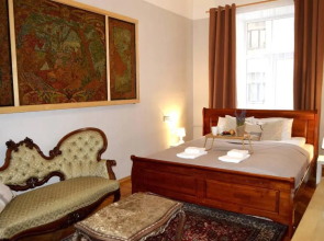 Unique Spacious Classic 3bedroom Midtown Apartment ! FREE parking ! BILLIARD room !