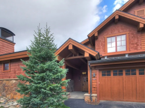 Vaulted Ceilings+rustic Luxury 2 Blocks To Main St- Sleeps 6 2 Bedroom Townhouse by RedAwning
