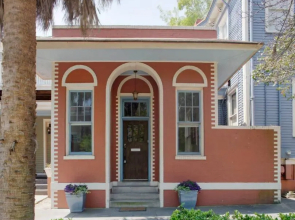 101 E Waldburg - Cozy Cottage Just Off of Forsyth Park