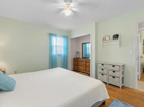 Poppy s Hampton House Large Yard Near Town Beach Restaurant Newl