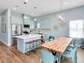 Steps to Coast: Gorgeous Beach House in Galveston